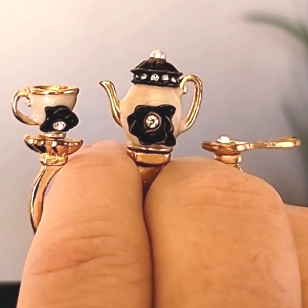 Vintage BETSEY JOHNSON Royal Engagement Collection Tea Time Two Finger Ring. 7.5
